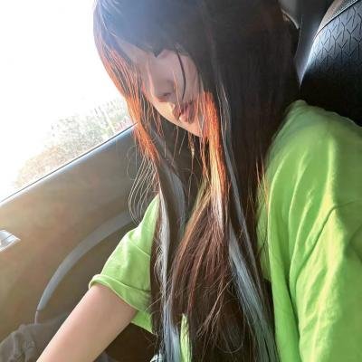 照片中的女孩